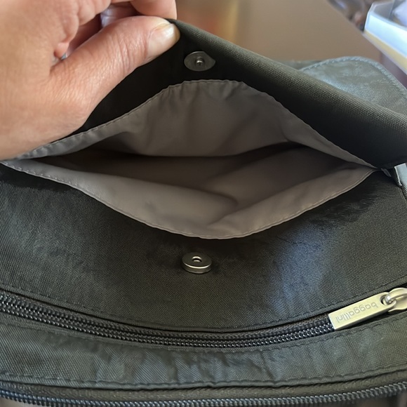 Baggallini Crossbody Design Travel Fabric Handbag Color gray like new - Picture 9 of 17